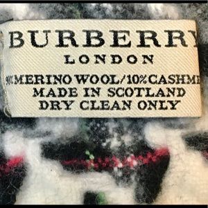 NWOT Burberry scarf with 6x6 pockets for your hands